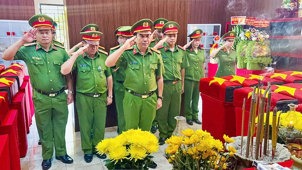 Phòng PC10 Công an TP.HCM tri ân gia đình chính sách, Mẹ Việt Nam Anh hùng - ảnh 7
