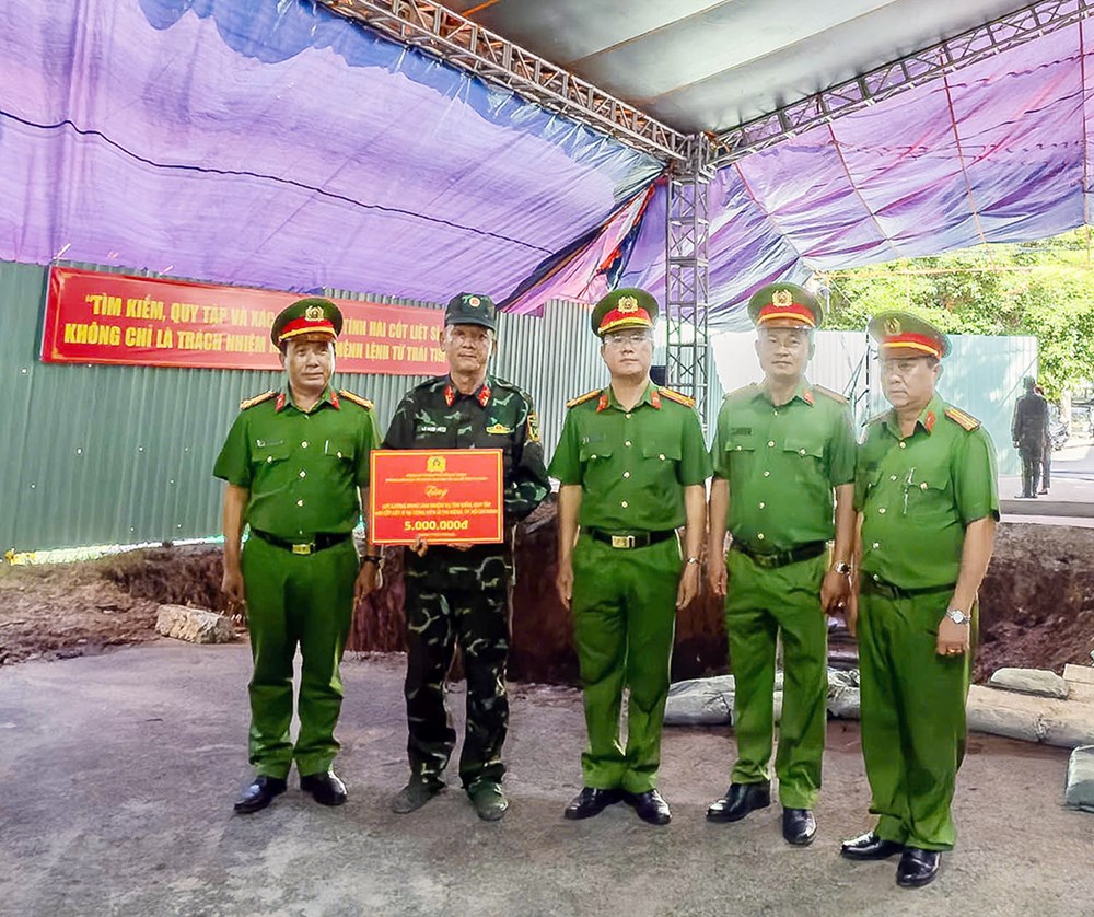 Phòng PC10 Công an TP.HCM tri ân gia đình chính sách, Mẹ Việt Nam Anh hùng - ảnh 13