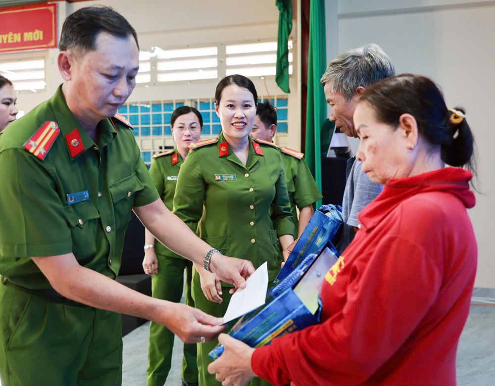 Phòng PC10 Công an TP.HCM tri ân gia đình chính sách, Mẹ Việt Nam Anh hùng - ảnh 12
