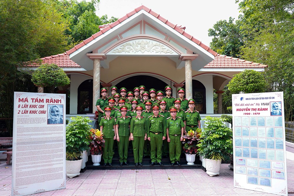 Phòng PC10 Công an TP.HCM tri ân gia đình chính sách, Mẹ Việt Nam Anh hùng - ảnh 11