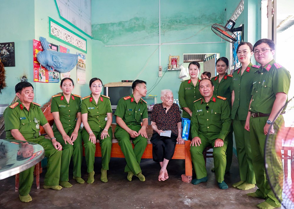 Phòng PC10 Công an TP.HCM tri ân gia đình chính sách, Mẹ Việt Nam Anh hùng - ảnh 10