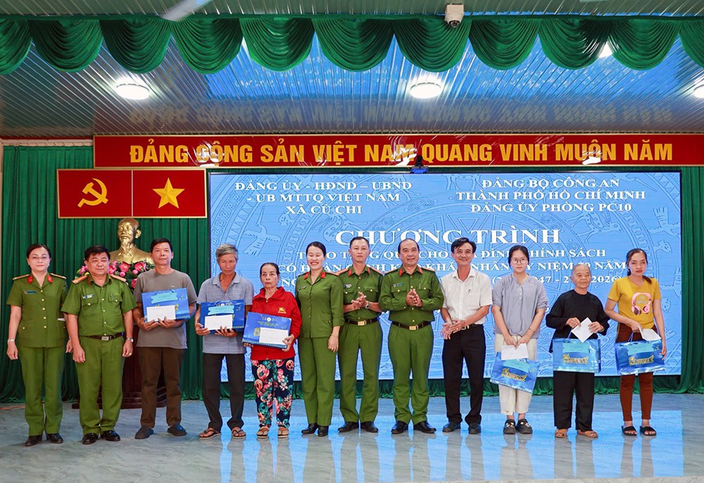 Phòng PC10 Công an TP.HCM tri ân gia đình chính sách, Mẹ Việt Nam Anh hùng - ảnh 9
