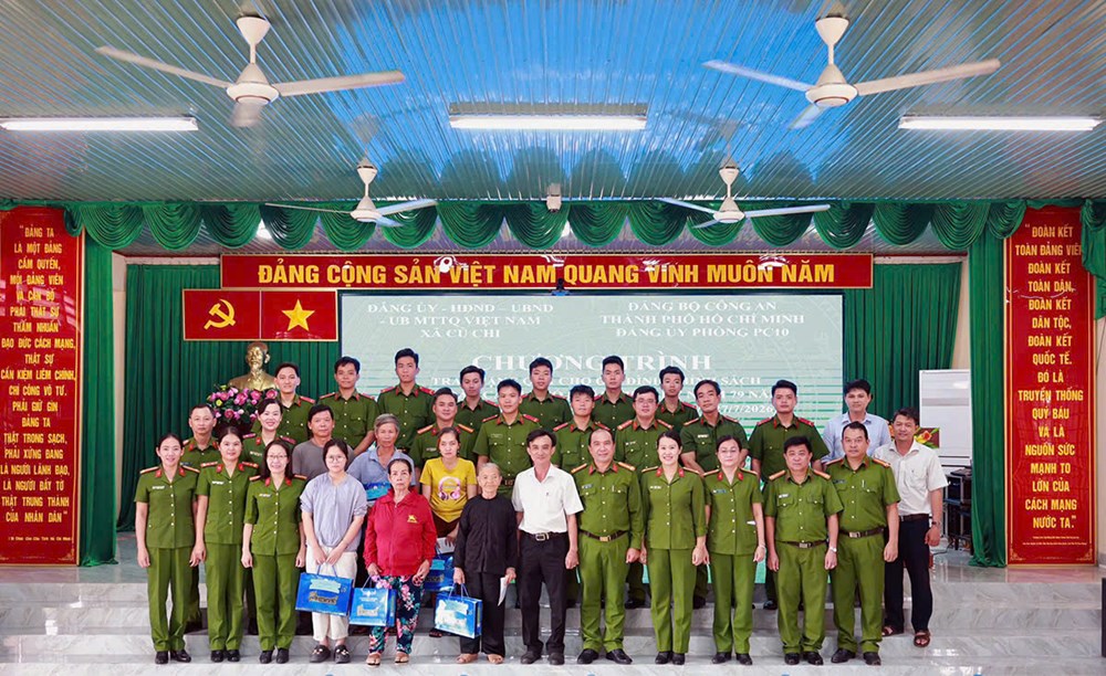 Phòng PC10 Công an TP.HCM tri ân gia đình chính sách, Mẹ Việt Nam Anh hùng - ảnh 2