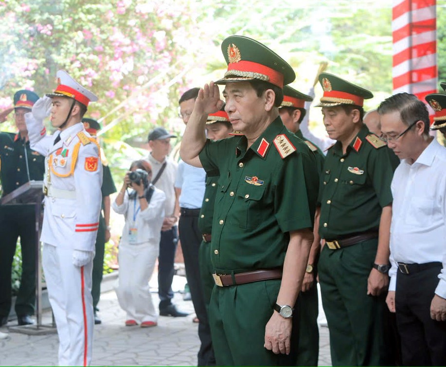 Đại tướng Phan Văn Giang dâng hoa, dâng hương tưởng niệm các liệt sĩ tại TP.HCM - ảnh 2
