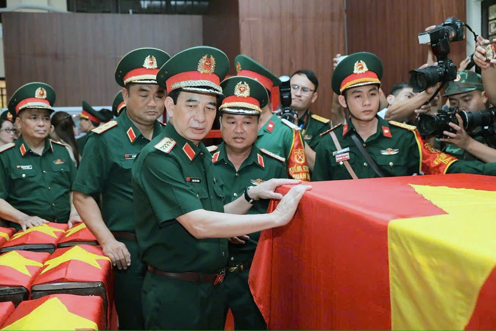 Đại tướng Phan Văn Giang dâng hoa, dâng hương tưởng niệm các liệt sĩ tại TP.HCM - ảnh 3