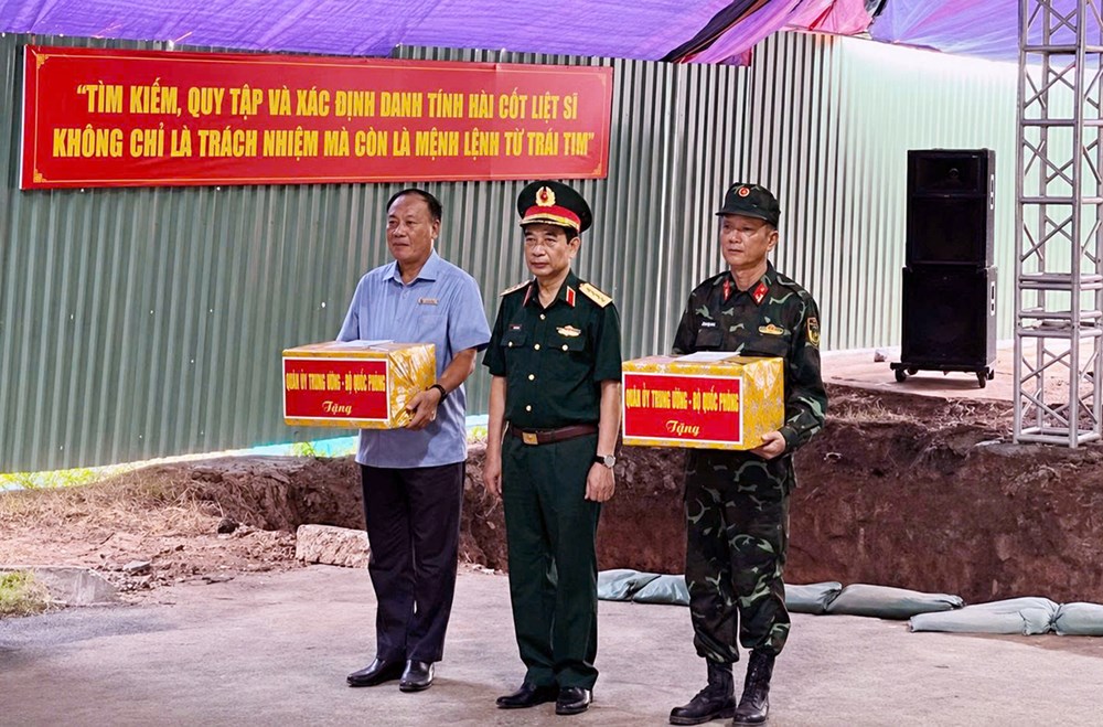 Đại tướng Phan Văn Giang dâng hoa, dâng hương tưởng niệm các liệt sĩ tại TP.HCM - ảnh 5