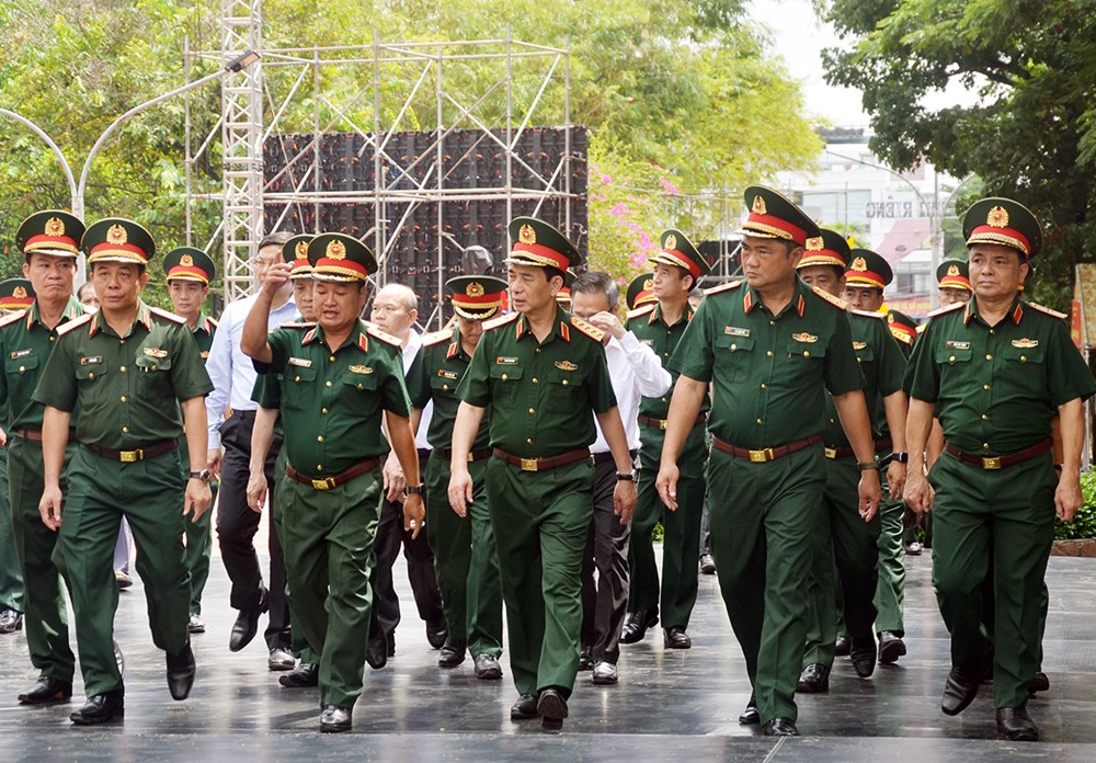 Đại tướng Phan Văn Giang dâng hoa, dâng hương tưởng niệm các liệt sĩ tại TP.HCM - ảnh 1