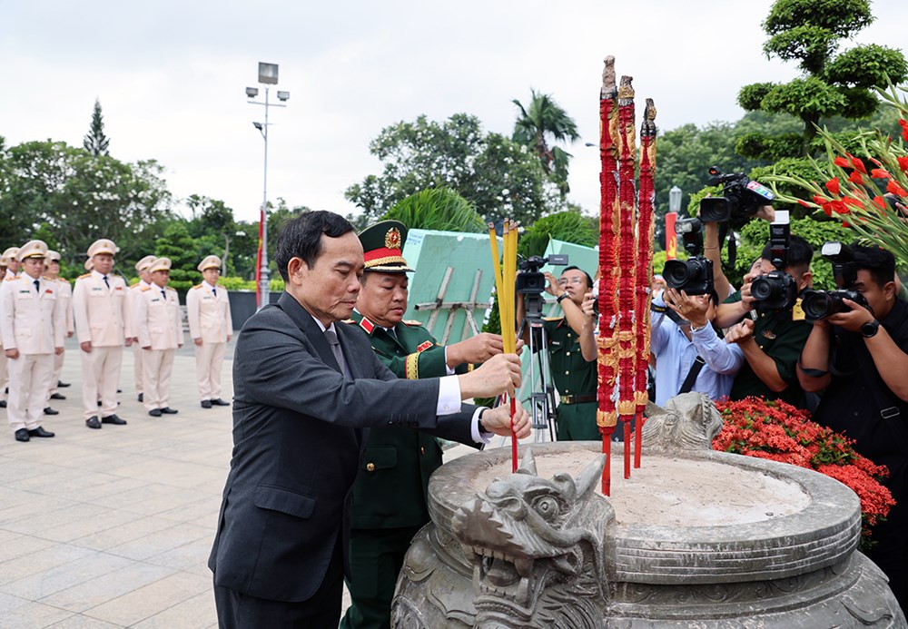 Lãnh đạo TP.HCM dâng hoa, dâng hương tưởng niệm các Anh hùng liệt sĩ - ảnh 2