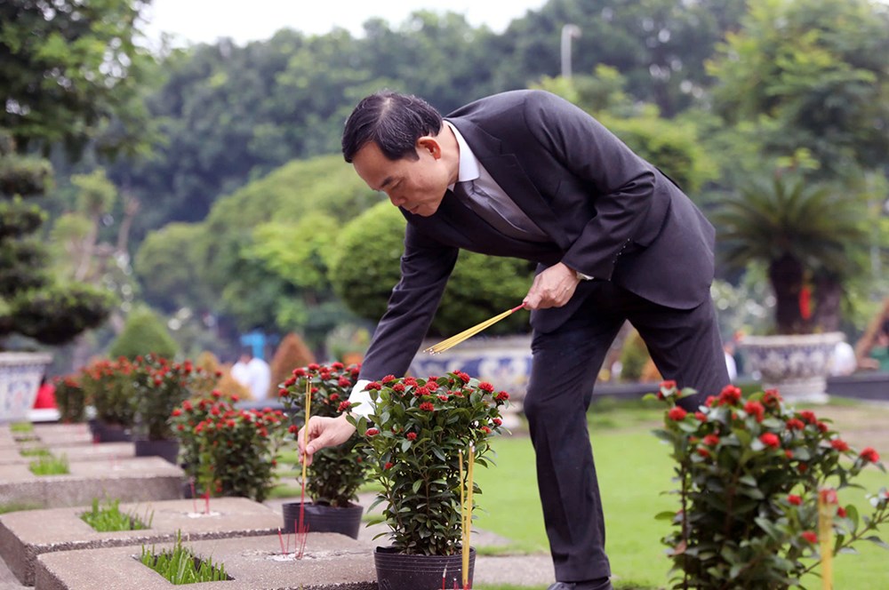 Lãnh đạo TP.HCM dâng hoa, dâng hương tưởng niệm các Anh hùng liệt sĩ - ảnh 4