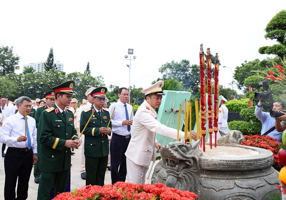 Lãnh đạo TP.HCM dâng hoa, dâng hương tưởng niệm các Anh hùng liệt sĩ - ảnh 3