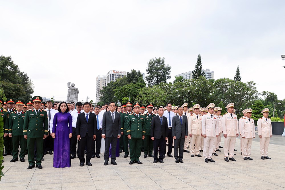 Lãnh đạo TP.HCM dâng hoa, dâng hương tưởng niệm các Anh hùng liệt sĩ - ảnh 1