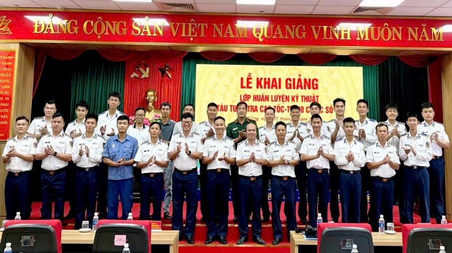 Cán bộ, chiến sĩ tàu CSB 4042 - Hải đội 23 quyết tâm làm chủ VKTBKT - ảnh 1