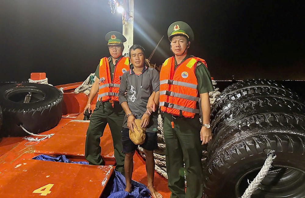 Bắt giữ đối tượng phạm tội hiếp dâm lẩn trốn trên tàu cá - ảnh 1