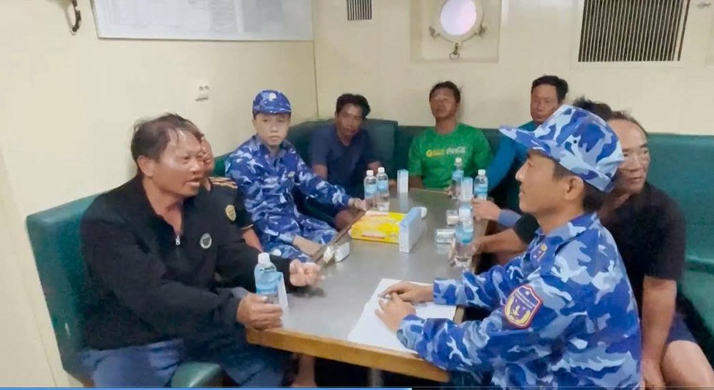 Đưa 32 ngư dân gặp nạn trên vùng biển Trường Sa về đảo an toàn - ảnh 2