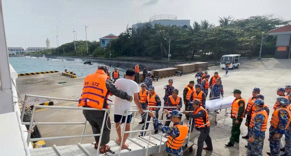 Đưa 32 ngư dân gặp nạn trên vùng biển Trường Sa về đảo an toàn - ảnh 1