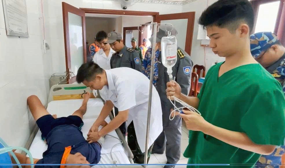 Đưa 32 ngư dân gặp nạn trên vùng biển Trường Sa về đảo an toàn - ảnh 3