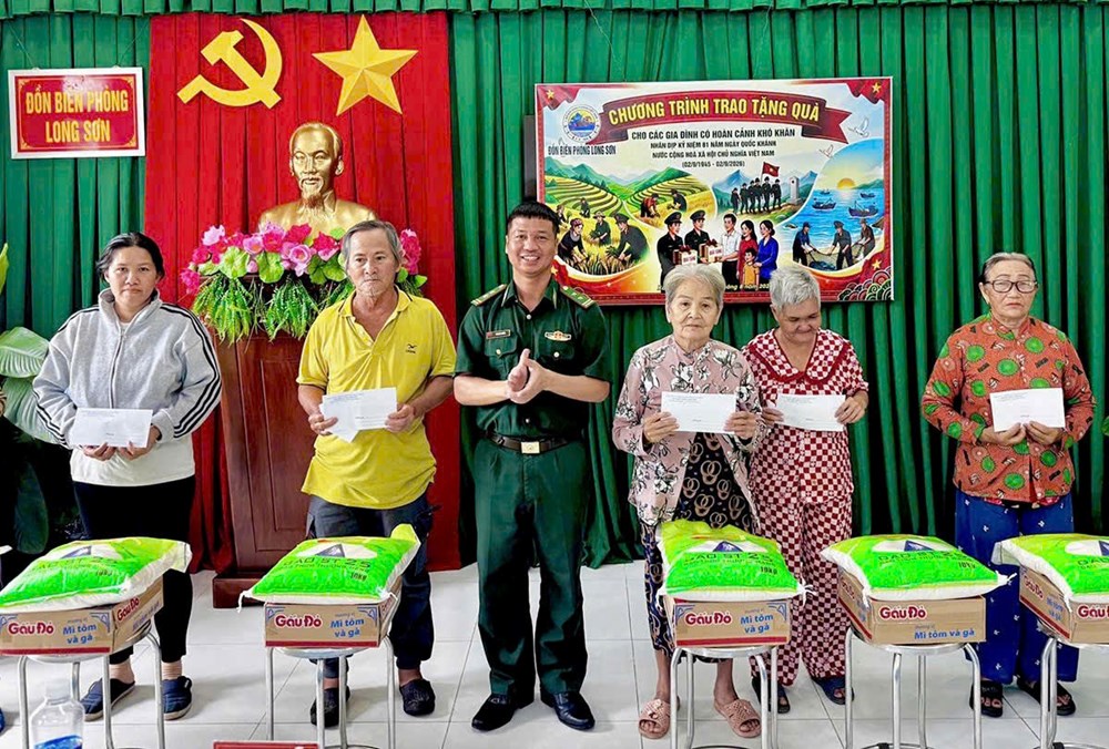 Những phần quà giúp ấm lòng các gia đình khó khăn vui Tết Độc lập - ảnh 1