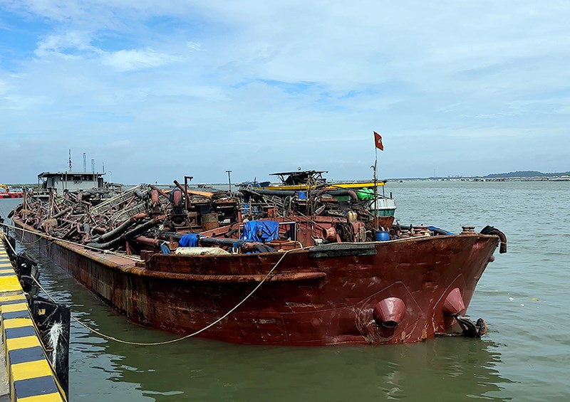 Cảnh sát biển bắt giữ phương tiện vận chuyển cát nhiễm mặn không rõ nguồn gốc - ảnh 1