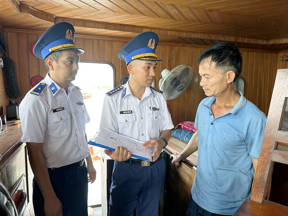 Cảnh sát biển bắt giữ phương tiện vận chuyển cát nhiễm mặn không rõ nguồn gốc - ảnh 3