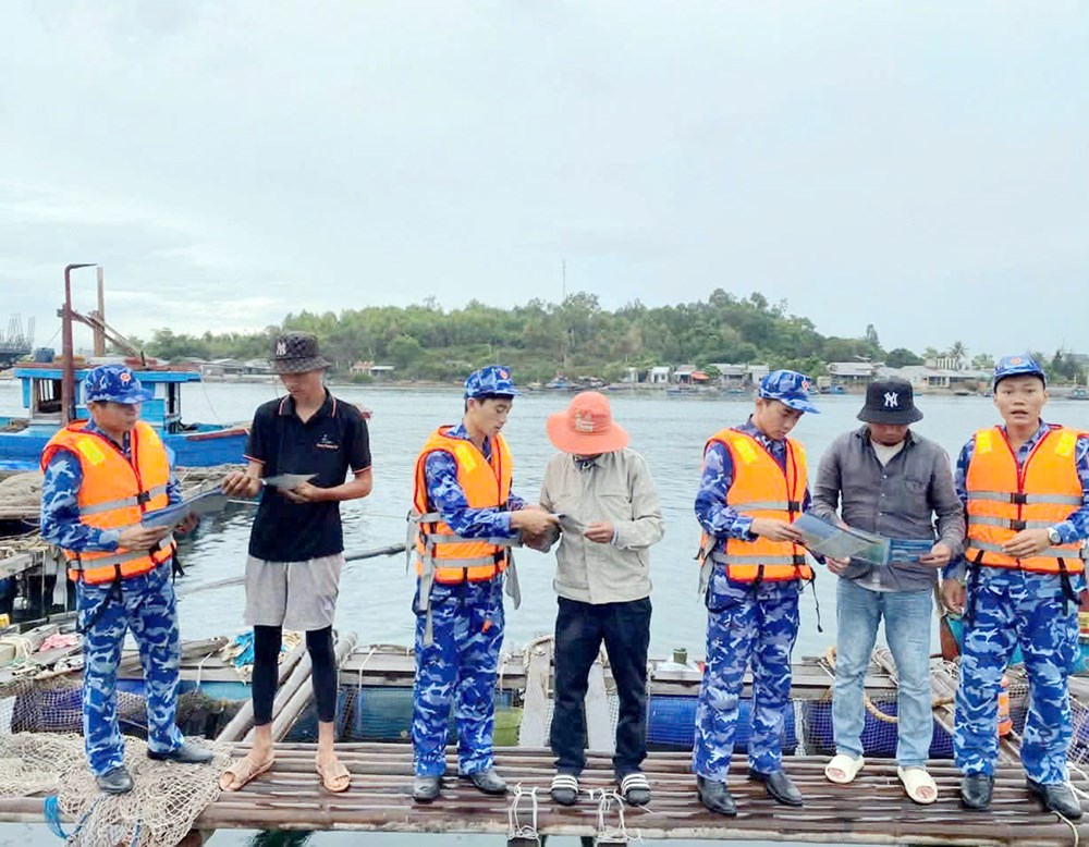 Cảnh sát biển “đi tận ngõ, gõ từng nhà” tuyên truyền chống khai thác IUU  - ảnh 4