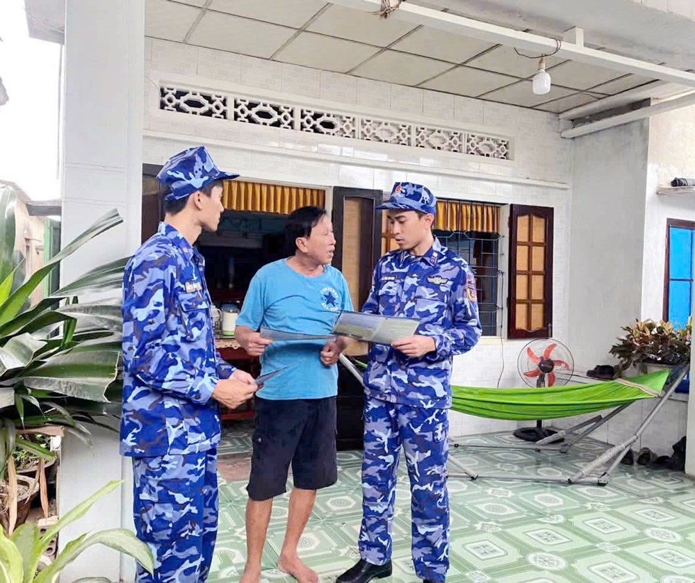 Cảnh sát biển “đi tận ngõ, gõ từng nhà” tuyên truyền chống khai thác IUU  - ảnh 2