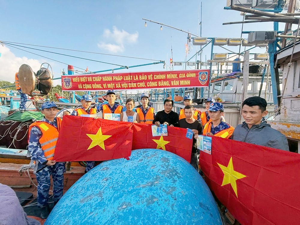 Cảnh sát biển “đi tận ngõ, gõ từng nhà” tuyên truyền chống khai thác IUU  - ảnh 5