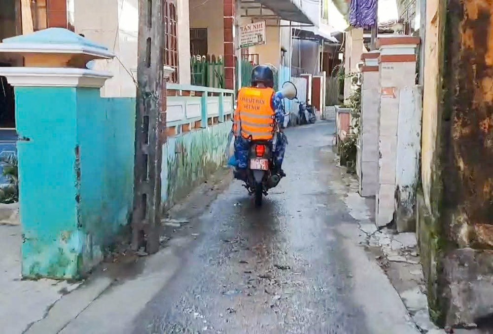Cảnh sát biển “đi tận ngõ, gõ từng nhà” tuyên truyền chống khai thác IUU  - ảnh 3