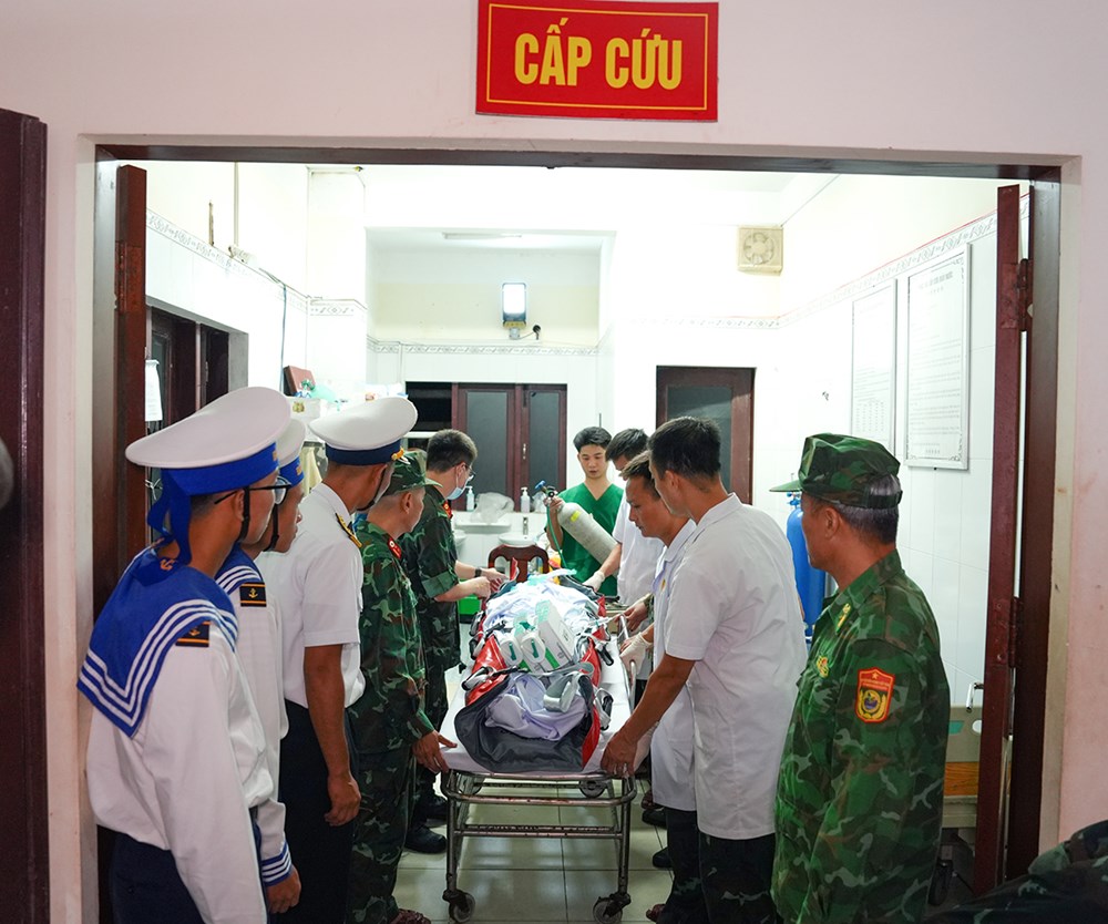 Trực thăng đưa bệnh nhân bị đa chấn thương nặng từ Trường Sa về đất liền an toàn  - ảnh 1