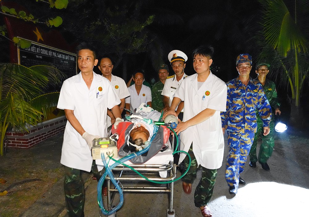 Trực thăng đưa bệnh nhân bị đa chấn thương nặng từ Trường Sa về đất liền an toàn  - ảnh 2