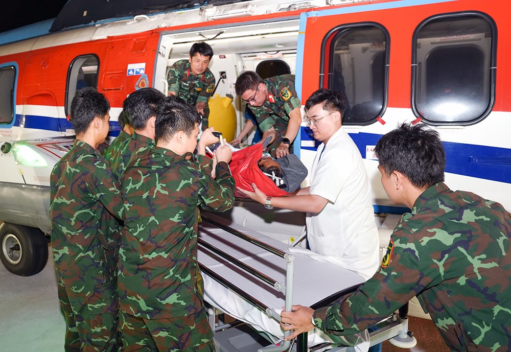 Trực thăng đưa bệnh nhân bị đa chấn thương nặng từ Trường Sa về đất liền an toàn  - ảnh 5