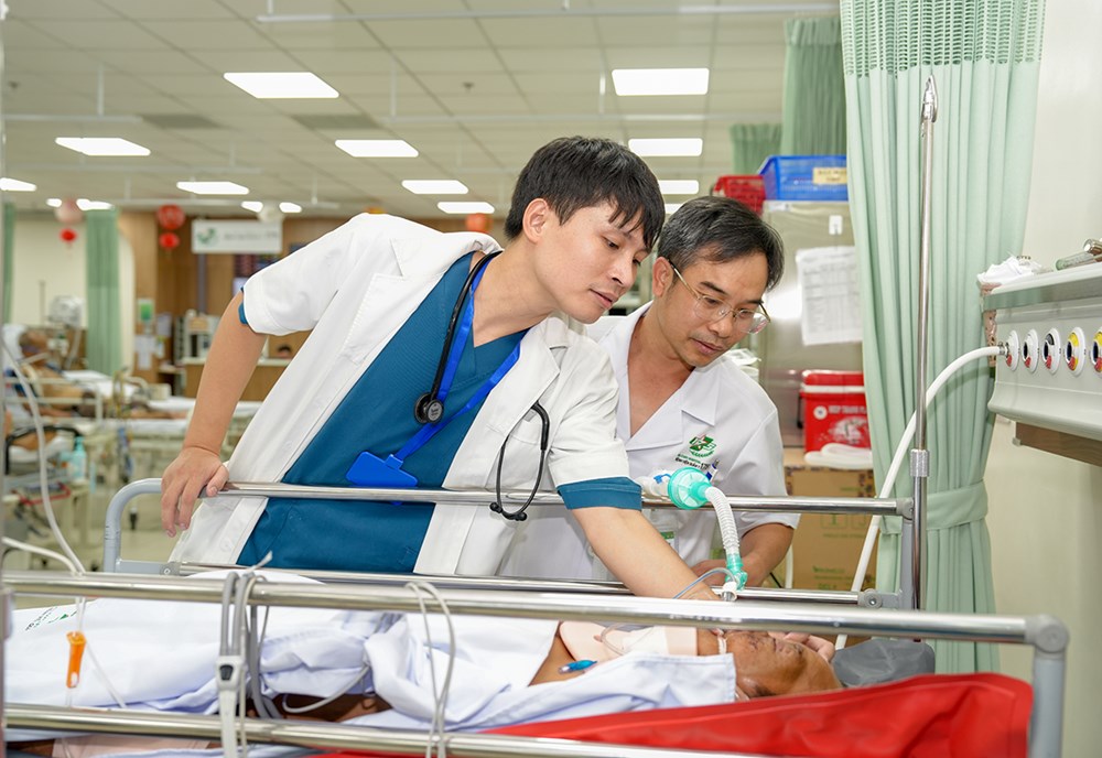 Trực thăng đưa bệnh nhân bị đa chấn thương nặng từ Trường Sa về đất liền an toàn  - ảnh 6
