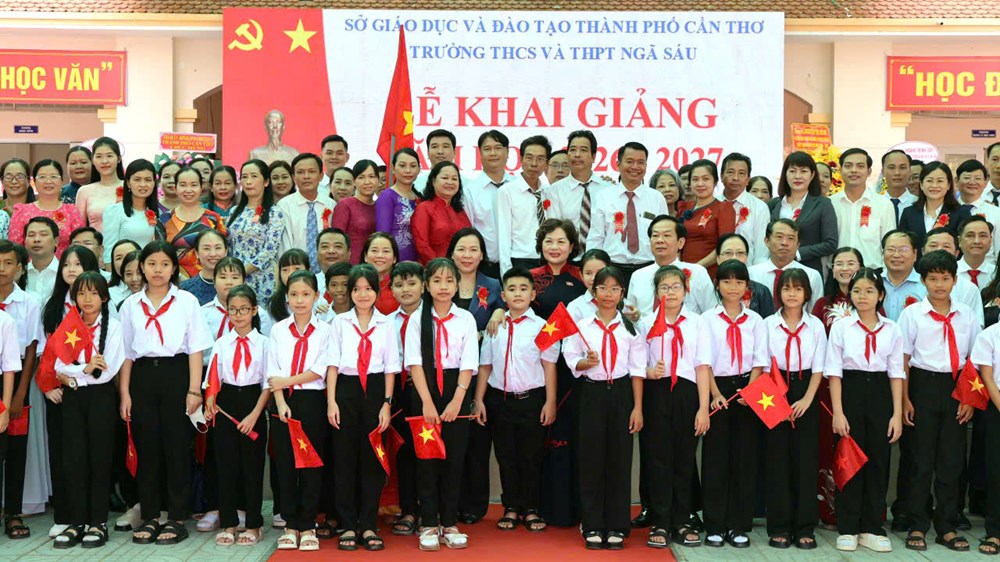 Phó Chủ tịch Quốc hội Nguyễn Thị Hồng dự khai giảng năm học mới ở TP. Cần Thơ - ảnh 2