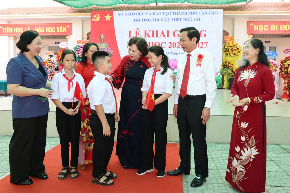 Phó Chủ tịch Quốc hội Nguyễn Thị Hồng dự khai giảng năm học mới ở TP. Cần Thơ - ảnh 1