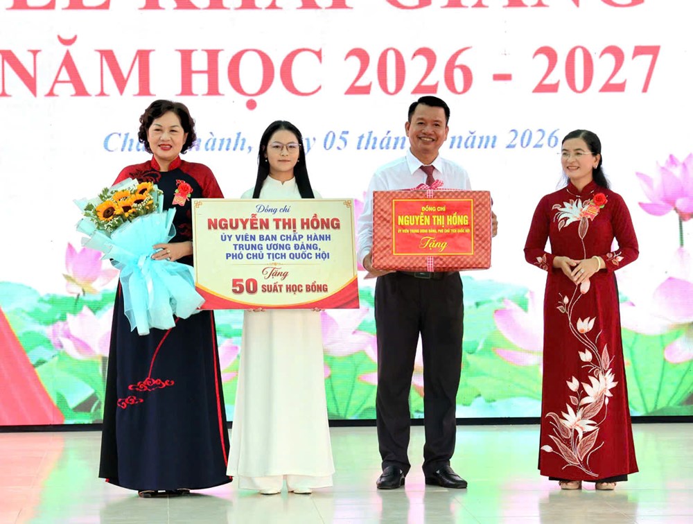 Phó Chủ tịch Quốc hội Nguyễn Thị Hồng dự khai giảng năm học mới ở TP. Cần Thơ - ảnh 3