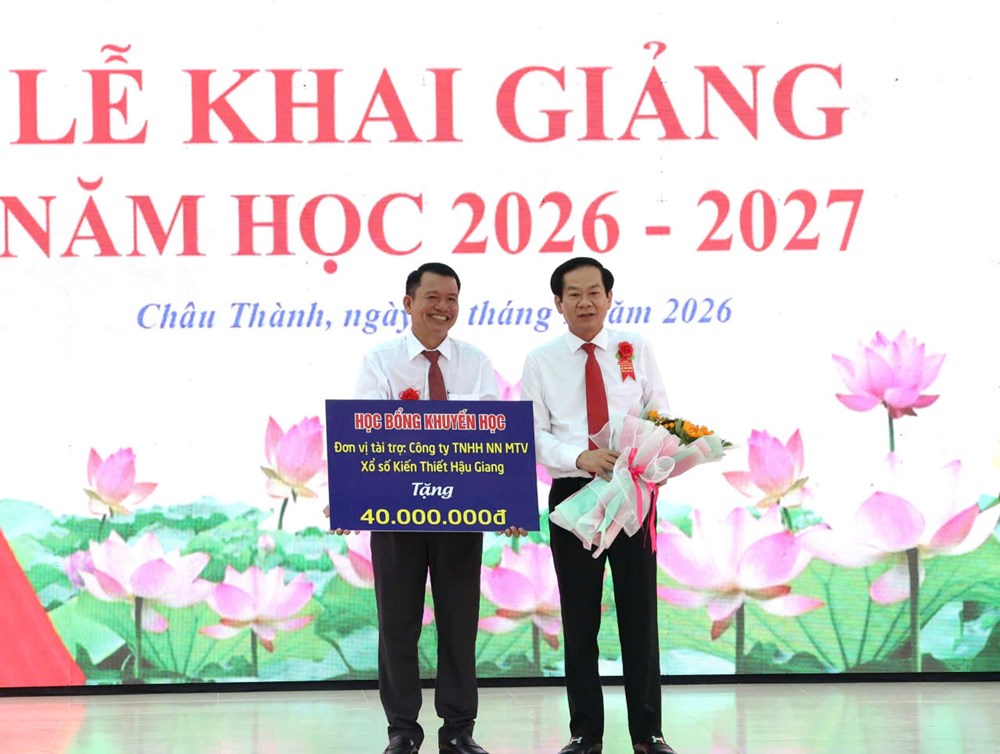 Phó Chủ tịch Quốc hội Nguyễn Thị Hồng dự khai giảng năm học mới ở TP. Cần Thơ - ảnh 4