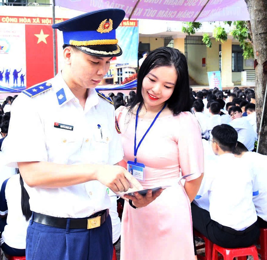 Cảnh sát biển về trường học tuyên truyền chống khai thác IUU - ảnh 6