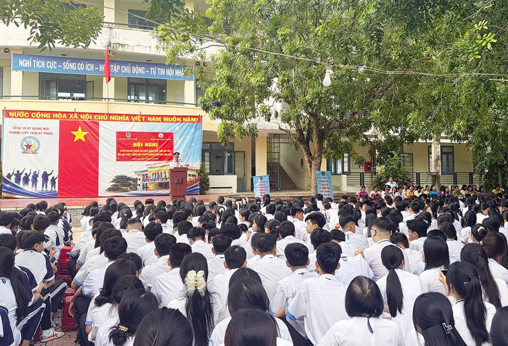 Cảnh sát biển về trường học tuyên truyền chống khai thác IUU - ảnh 1