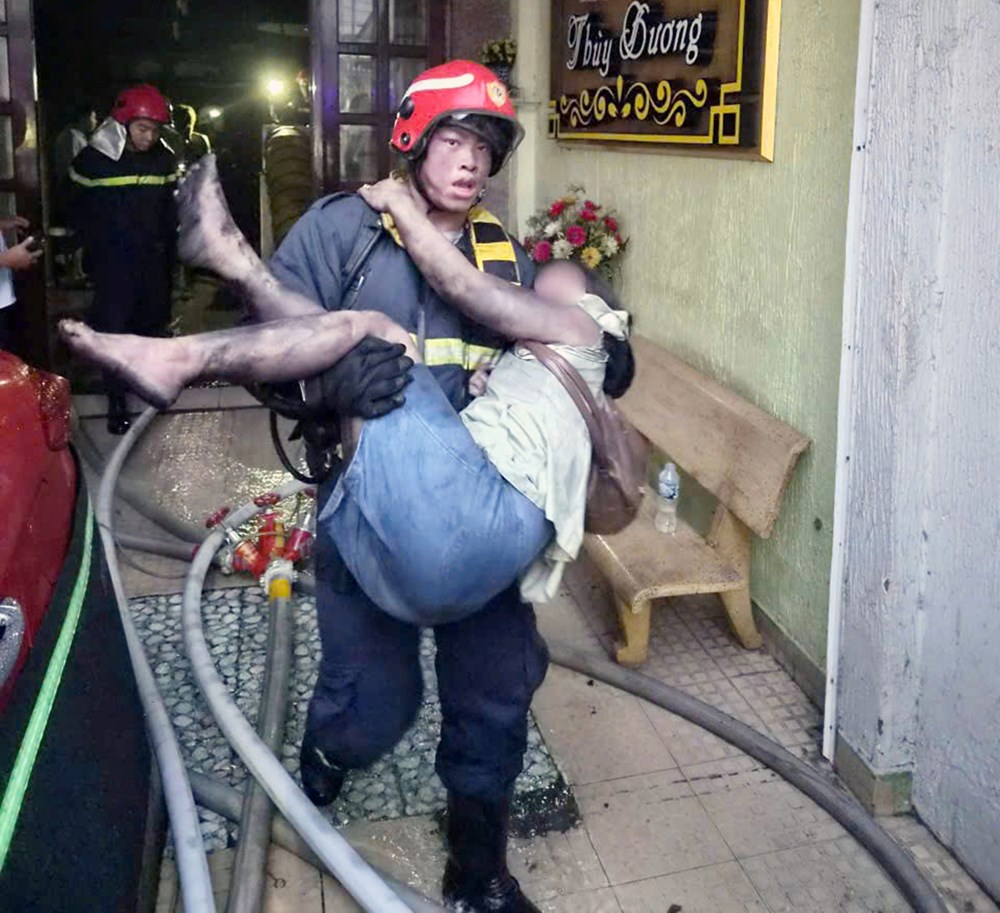 Cứu sống kịp thời 26 người trong vụ cháy khách sạn tại TP.HCM - ảnh 1