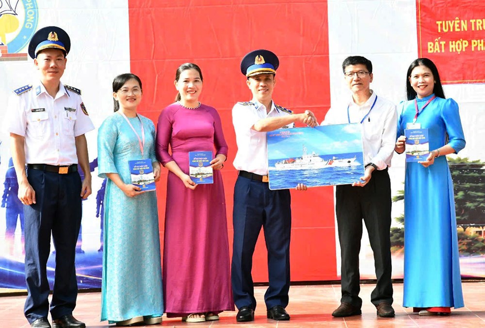 Cảnh sát biển về trường học tuyên truyền chống khai thác IUU - ảnh 8