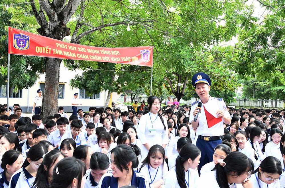 Cảnh sát biển về trường học tuyên truyền chống khai thác IUU - ảnh 3