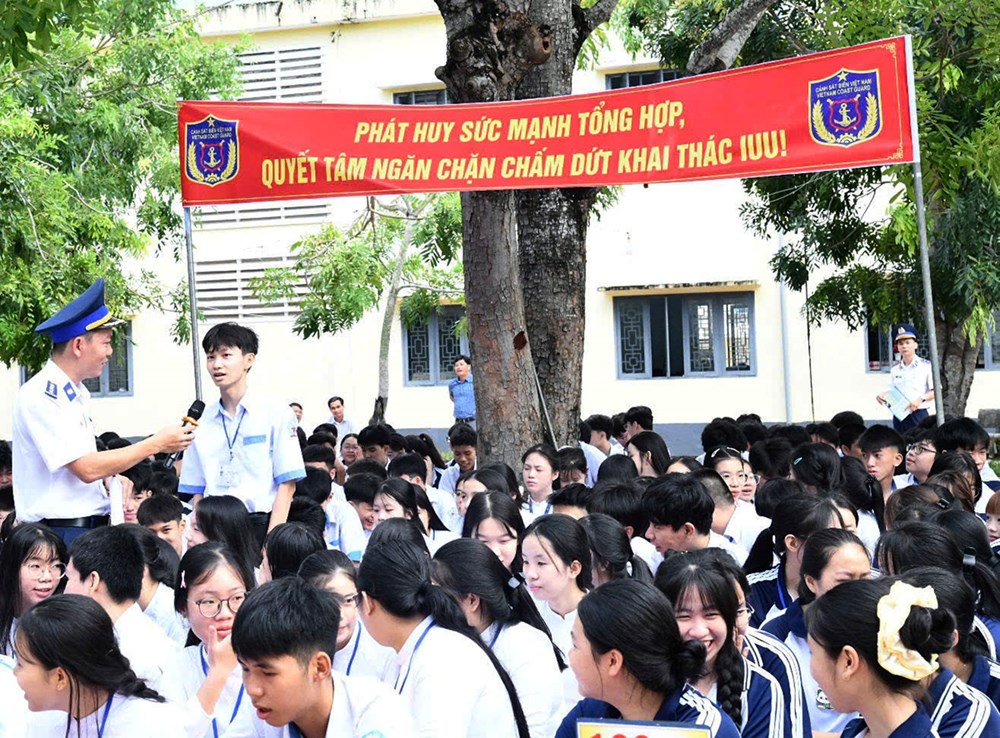 Cảnh sát biển về trường học tuyên truyền chống khai thác IUU - ảnh 4