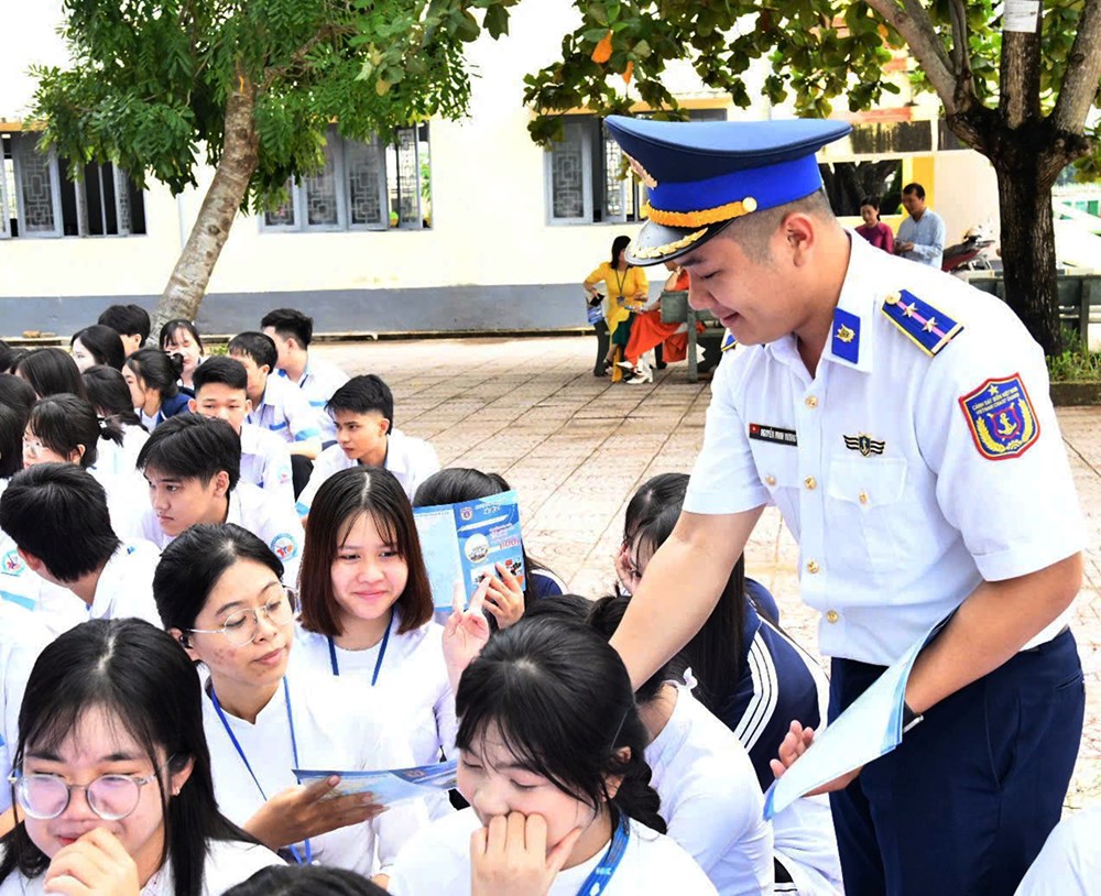 Cảnh sát biển về trường học tuyên truyền chống khai thác IUU - ảnh 7