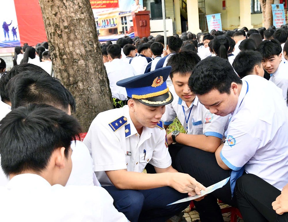 Cảnh sát biển về trường học tuyên truyền chống khai thác IUU - ảnh 5