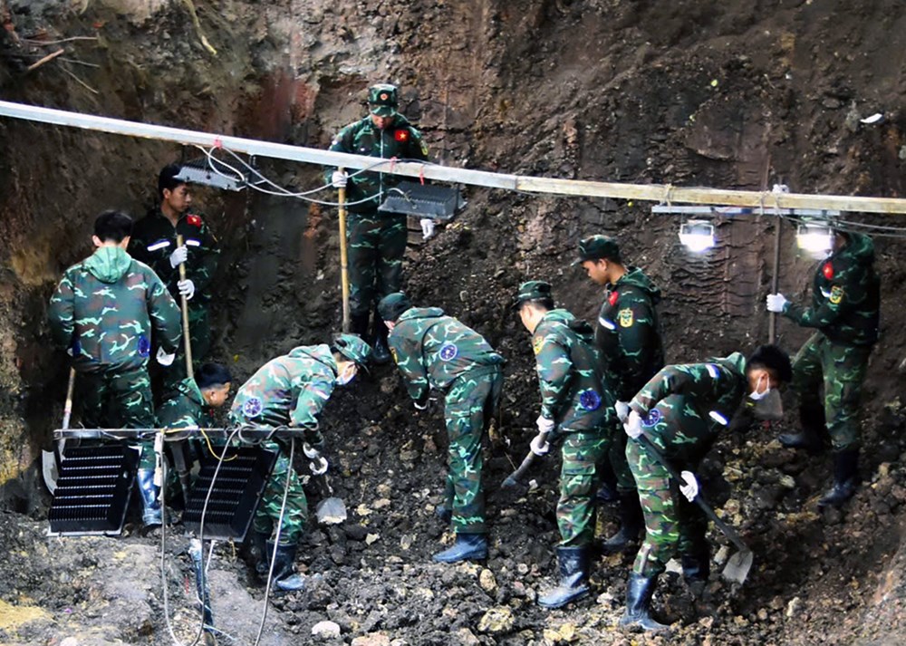 Quy tập thêm 13 hài cốt liệt sĩ tại rãnh chôn mới phát hiện ở Công viên Lê Thị Riêng - ảnh 1