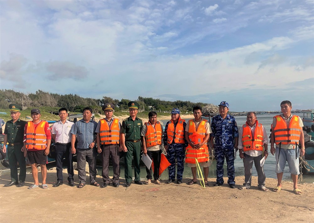 Lai dắt tàu cá cùng 21 ngư dân về bờ an toàn - ảnh 3