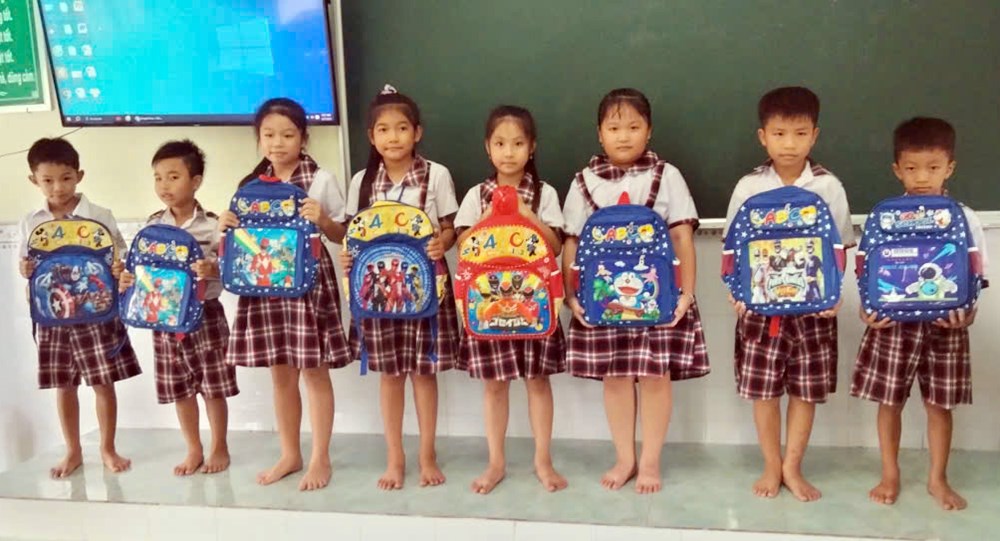 Báo Văn Hóa trao 70 suất quà cho học sinh tiểu học tỉnh Cà Mau - ảnh 3