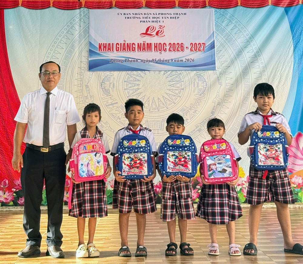 Báo Văn Hóa trao 70 suất quà cho học sinh tiểu học tỉnh Cà Mau - ảnh 2