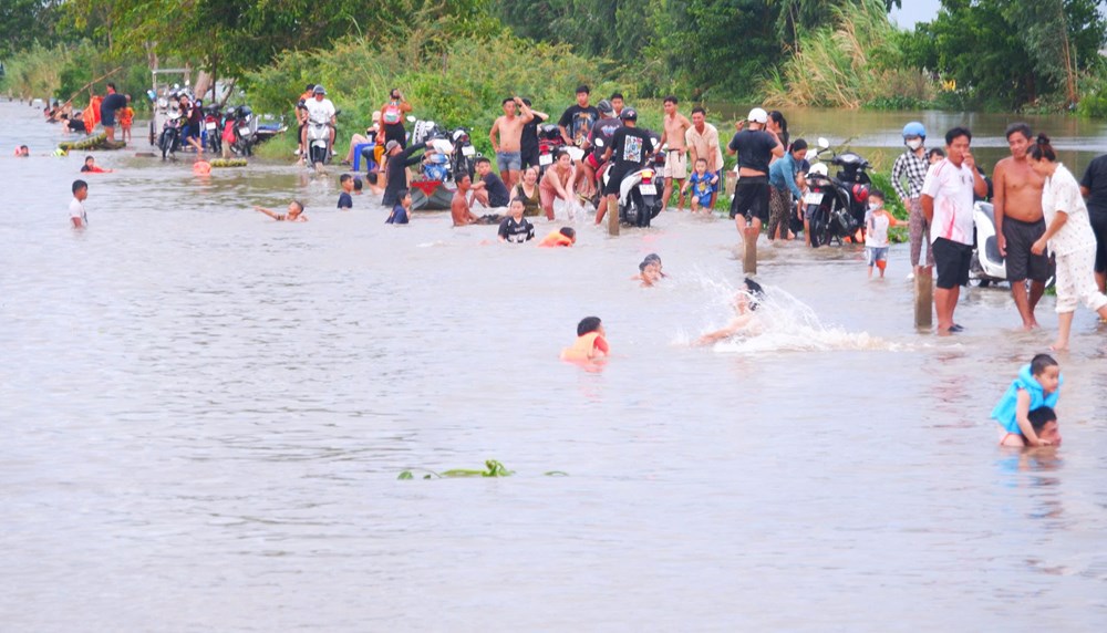 Cuối tuần nhộn nhịp tắm đồng ở vùng biên giới Hồng Ngự - ảnh 1
