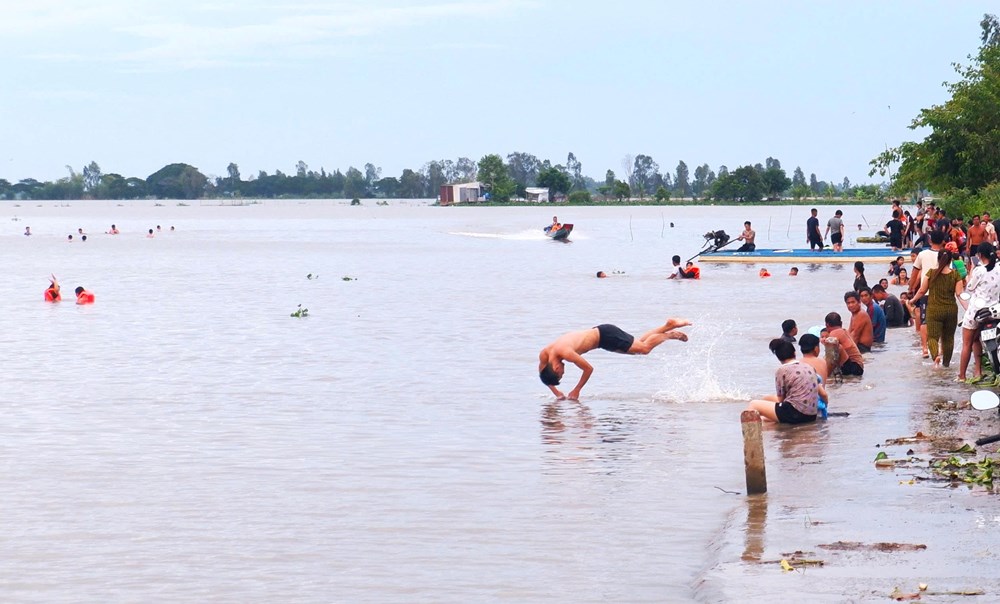 Cuối tuần nhộn nhịp tắm đồng ở vùng biên giới Hồng Ngự - ảnh 3