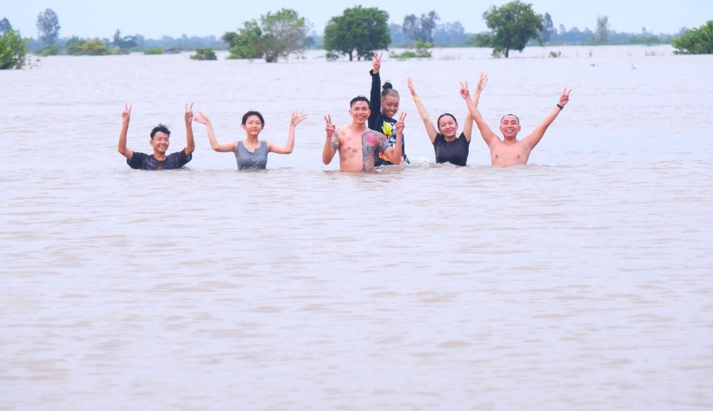 Cuối tuần nhộn nhịp tắm đồng ở vùng biên giới Hồng Ngự - ảnh 2